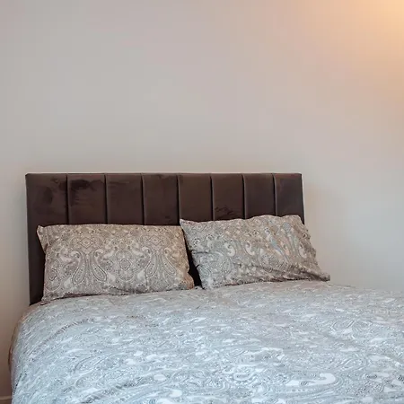 Spacious 4-bed Flat - 10 Mins To Centre Λιντς