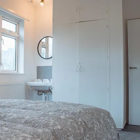 Spacious 4-bed Flat - 10 Mins To Centre Λιντς