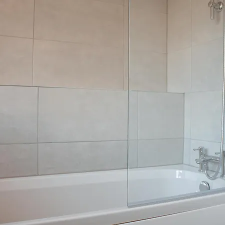 Spacious 4-bed Flat - 10 Mins To Centre *