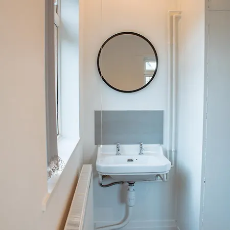 Spacious 4-bed Flat - 10 Mins To Centre *