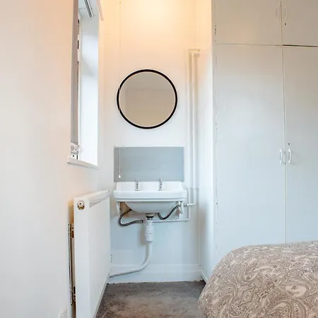 Spacious 4-bed Flat - 10 Mins To Centre