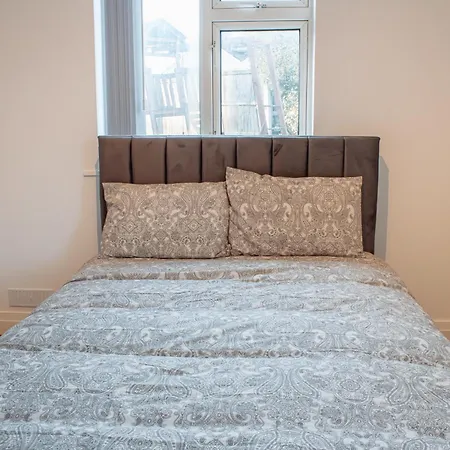 Spacious 4-bed Flat - 10 Mins To Centre * Λιντς