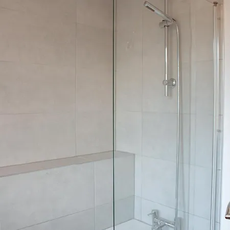 Spacious 4-bed Flat - 10 Mins To Centre Λιντς