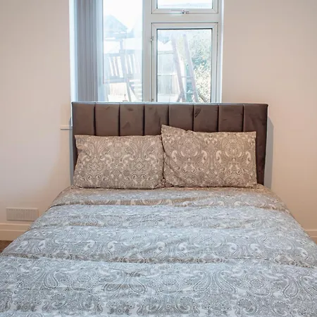 Apartment Spacious 4-bed Flat - 10 Mins To Centre Leeds (West Yorkshire)