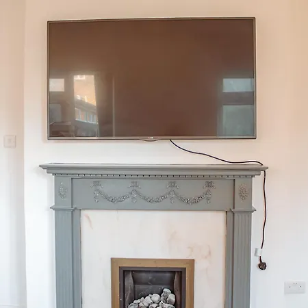 Spacious 4-bed Flat - 10 Mins To Centre *