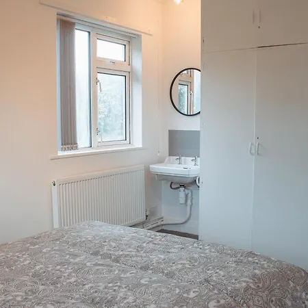 Spacious 4-bed Flat - 10 Mins To Centre Leeds (West Yorkshire)