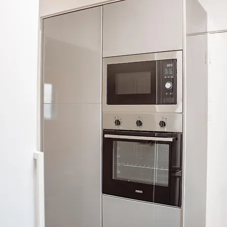 Spacious 4-bed Flat - 10 Mins To Centre * Leeds (West Yorkshire)