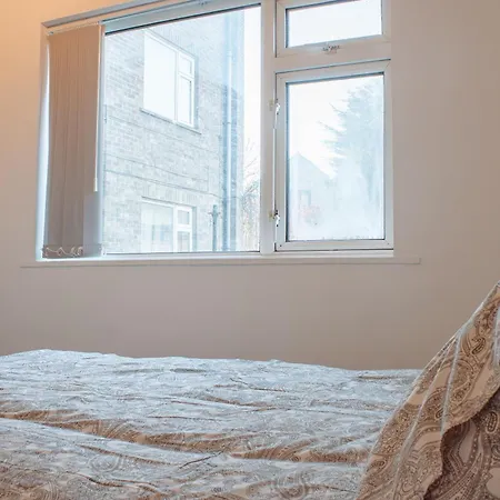 Spacious 4-bed Flat - 10 Mins To Centre Apartment *