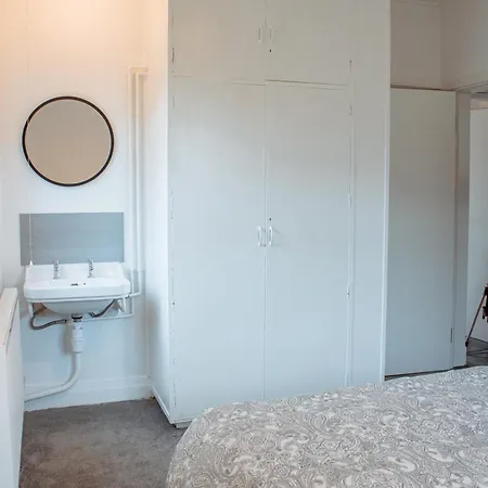 Spacious 4-bed Flat - 10 Mins To Centre * Leeds (West Yorkshire)