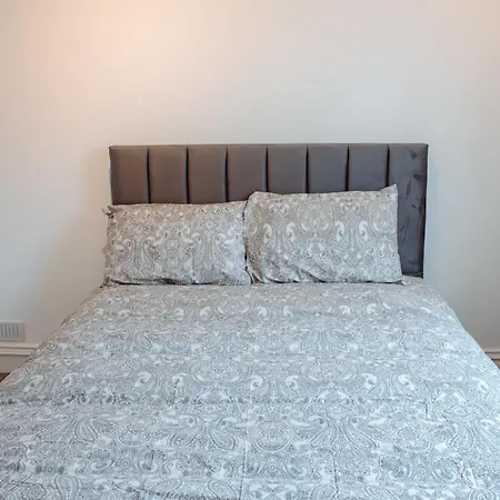 Spacious 4-bed Flat - 10 Mins To Centre Apartment Leeds (West Yorkshire)