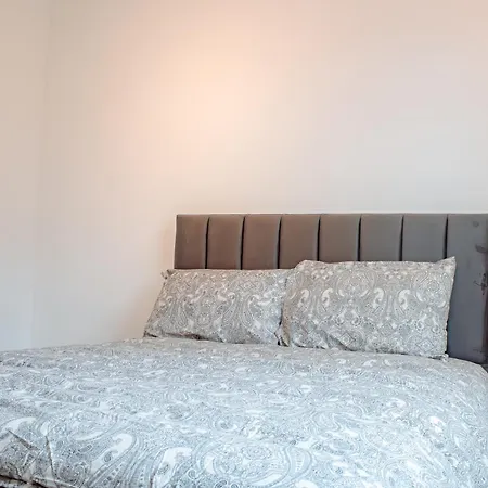 Apartment Spacious 4-bed Flat - 10 Mins To Centre