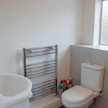 Spacious 4-bed Flat - 10 Mins To Centre Apartment