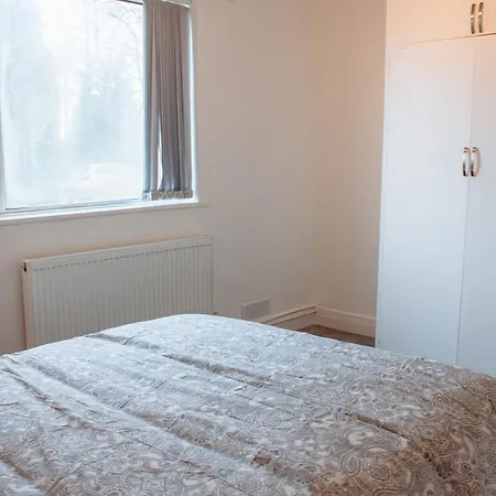 Apartment Spacious 4-bed Flat - 10 Mins To Centre Leeds (West Yorkshire)