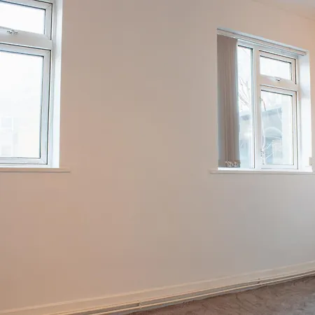 Spacious 4-bed Flat - 10 Mins To Centre *