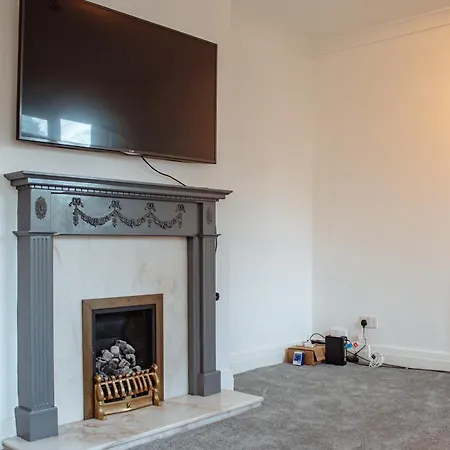 Spacious 4-bed Flat - 10 Mins To Centre * 利兹