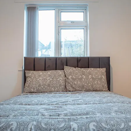 Spacious 4-bed Flat - 10 Mins To Centre Leeds (West Yorkshire)