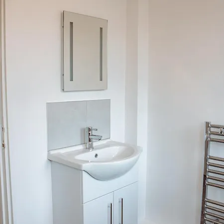 Spacious 4-bed Flat - 10 Mins To Centre *