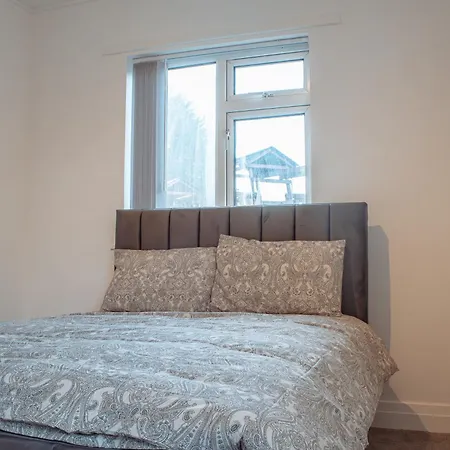 Spacious 4-bed Flat - 10 Mins To Centre *