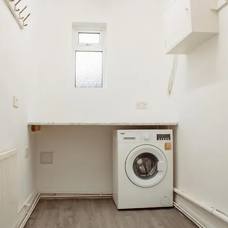 Spacious 4-bed Flat - 10 Mins To Centre 利兹