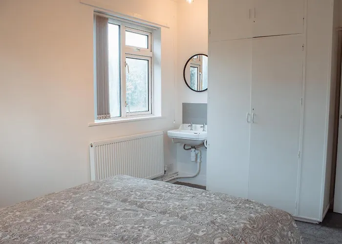 Spacious 4-bed Flat - 10 Mins To Centre 利兹