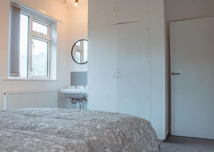 Spacious 4-bed Flat - 10 Mins To Centre 利兹