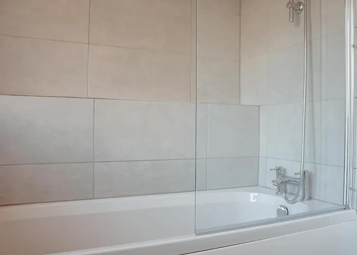 Spacious 4-bed Flat - 10 Mins To Centre *