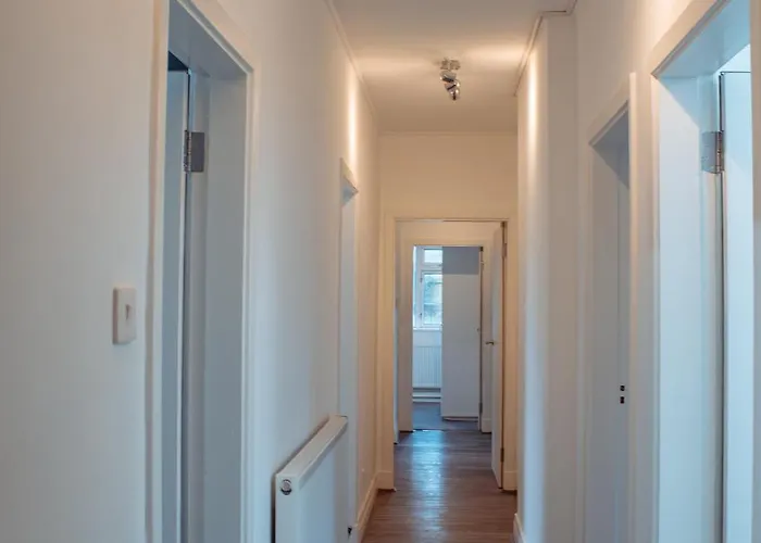 Spacious 4-bed Flat - 10 Mins To Centre 利兹