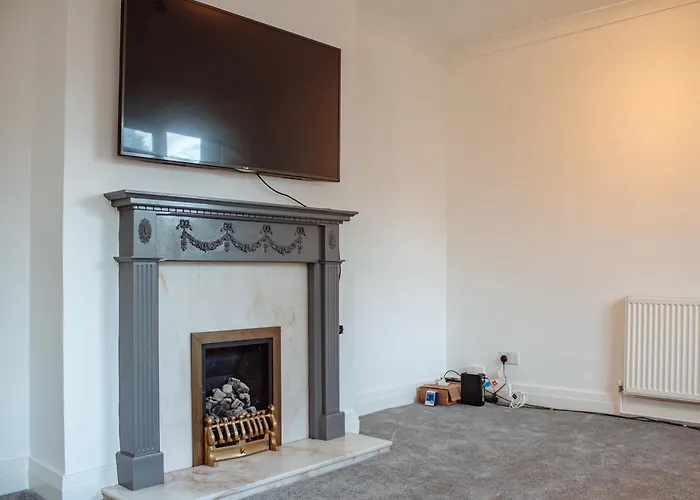 Spacious 4-bed Flat - 10 Mins To Centre * 利兹