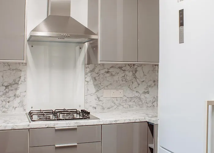 Spacious 4-bed Flat - 10 Mins To Centre *