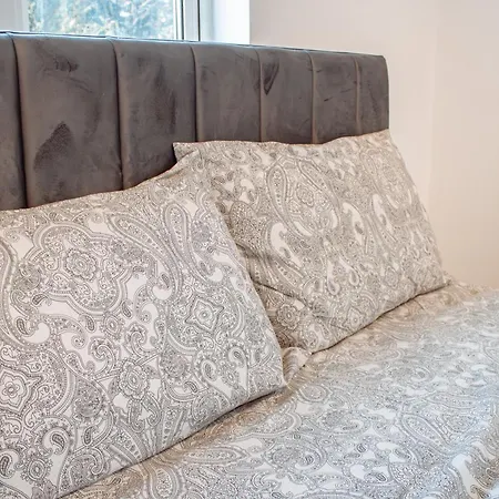 Апартаменти Spacious 4-bed Flat - 10 Mins To Centre Лідс