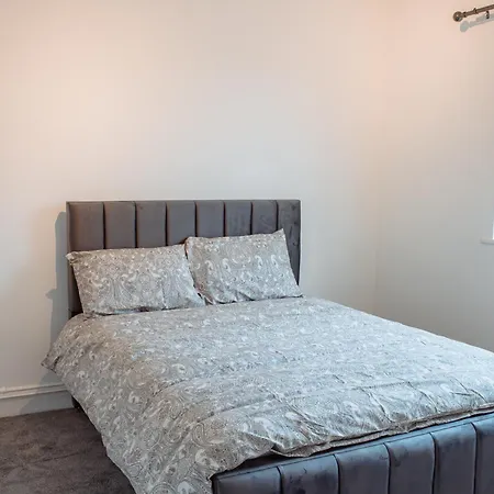 Spacious 4-bed Flat - 10 Mins To Centre * Лідс