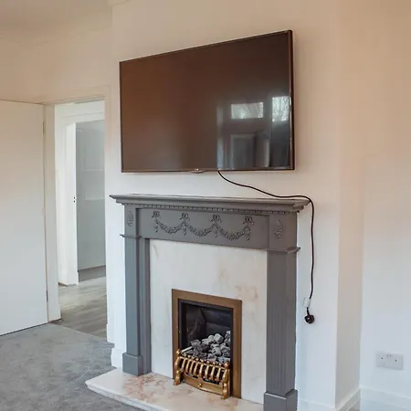 Spacious 4-bed Flat - 10 Mins To Centre Апартаменти *