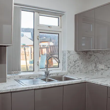 Spacious 4-bed Flat - 10 Mins To Centre Апартаменти Лідс