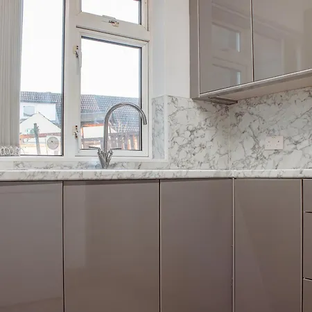 Spacious 4-bed Flat - 10 Mins To Centre Лідс