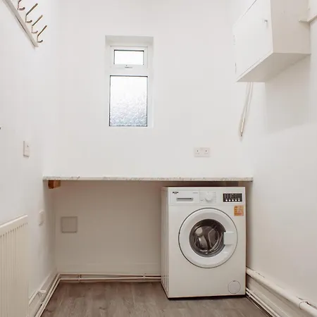 Spacious 4-bed Flat - 10 Mins To Centre * Лідс