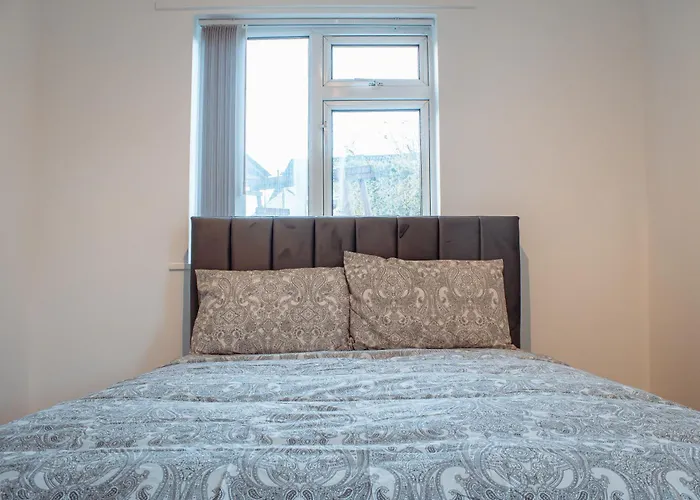 Spacious 4-bed Flat - 10 Mins To Centre *