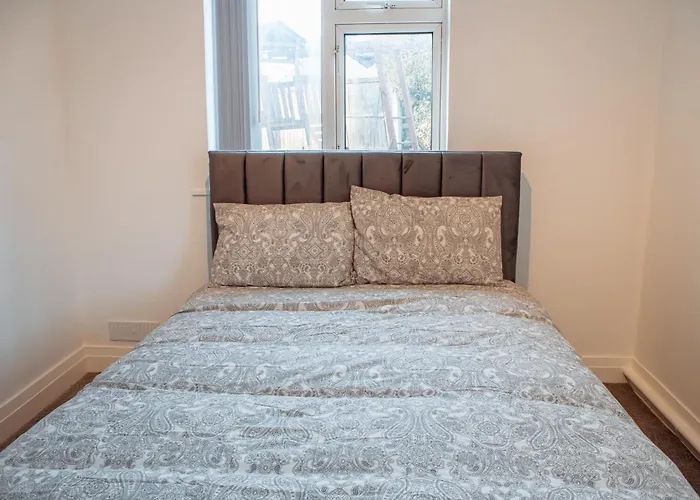 Spacious 4-bed Flat - 10 Mins To Centre Leeds (West Yorkshire)