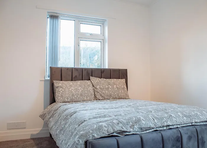 Spacious 4-bed Flat - 10 Mins To Centre