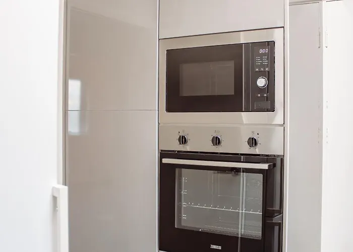 Spacious 4-bed Flat - 10 Mins To Centre * Leeds (West Yorkshire)