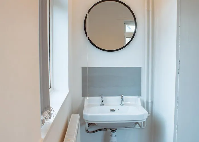 Spacious 4-bed Flat - 10 Mins To Centre *