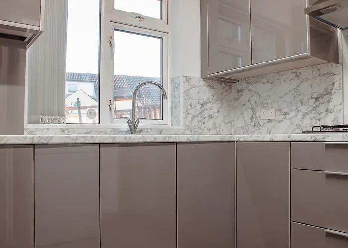 Spacious 4-bed Flat - 10 Mins To Centre Leeds (West Yorkshire)