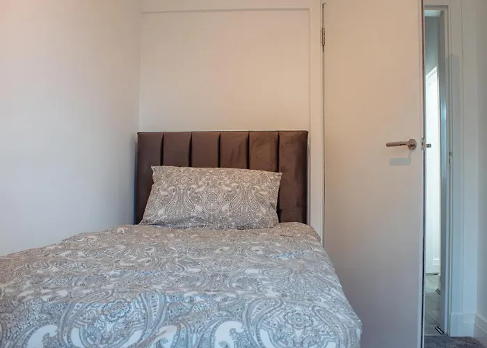 Spacious 4-bed Flat - 10 Mins To Centre