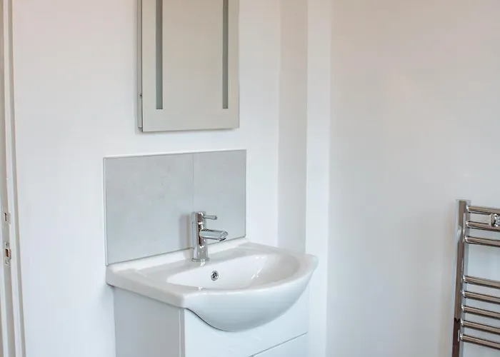 Spacious 4-bed Flat - 10 Mins To Centre * Leeds (West Yorkshire)