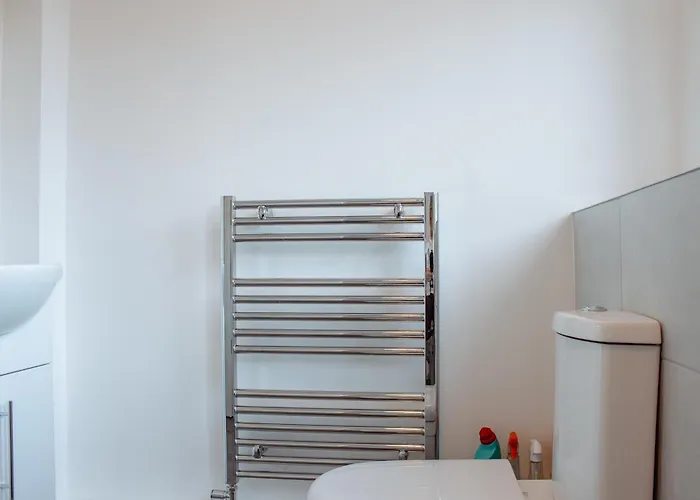 Spacious 4-bed Flat - 10 Mins To Centre