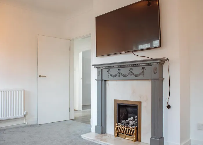 Spacious 4-bed Flat - 10 Mins To Centre * Leeds (West Yorkshire)