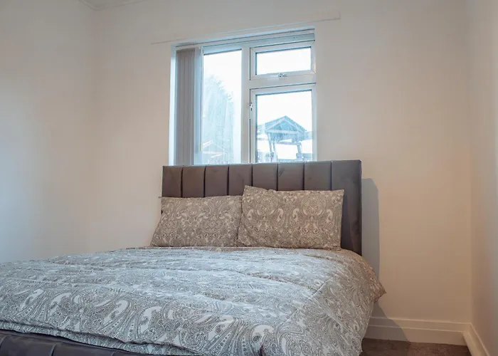 Spacious 4-bed Flat - 10 Mins To Centre *